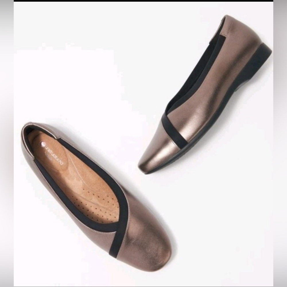 Clarks Un Darcey Ease 2 ballet flat in pebble metallic leather.